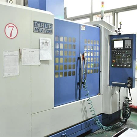 Какви са условията за обработка на подаващото движение с CNC?